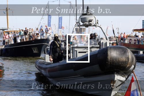 Amsterdam 20 augustus 2025
Koning Willem Alexander Prinses Mabel en (prinses Luana ) Gravin Luana op de groene Draeck tijdens de eerste dag van Sail Amsterdam . Er vaart ongelofelijk veel beveiliging Politie in boten op jet skis en een speciaal beveiligingsteam van de Marechaussee BSB ( Brigade Speciale Beveiligingsopdrachten ) mee met de groene Draeck