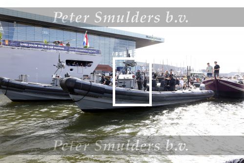 Amsterdam 20 augustus 2025
Koning Willem Alexander Prinses Mabel en (prinses Luana ) Gravin Luana op de groene Draeck tijdens de eerste dag van Sail Amsterdam . Er vaart ongelofelijk veel beveiliging Politie in boten op jet skis en een speciaal beveiligingsteam van de Marechaussee BSB ( Brigade Speciale Beveiligingsopdrachten ) mee met de groene Draeck