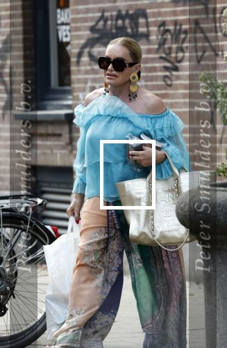 Amsterdam 13 augustus 2025
Connie Witteman doet boodschappen in haar Biro karretje in Amsterdam zuid
