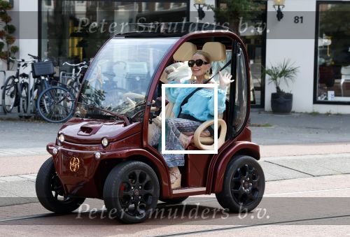 Amsterdam 13 augustus 2025
Connie Witteman doet boodschappen in haar Biro karretje in Amsterdam zuid