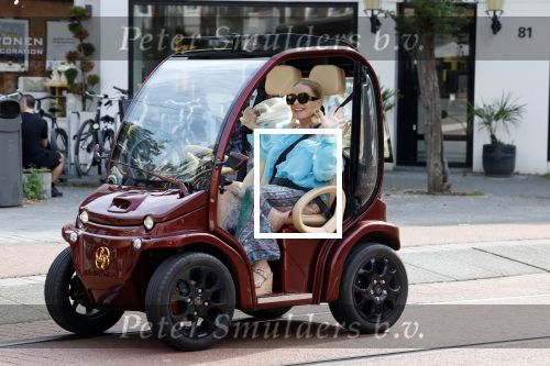 Amsterdam 13 augustus 2025
Connie Witteman doet boodschappen in haar Biro karretje in Amsterdam zuid