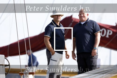 Amsterdam 20 augustus 2025
Koning Willem Alexander Prinses Mabel en (prinses Luana ) Gravin Luana op de groene Draeck tijdens de eerste dag van Sail Amsterdam . Er vaart ongelofelijk veel beveiliging Politie in boten op jet skis en een speciaal beveiligingsteam van de Marechaussee BSB ( Brigade Speciale Beveiligingsopdrachten ) mee met de groene Draeck