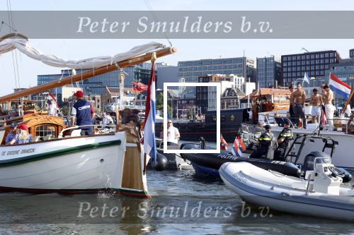 Amsterdam 20 augustus 2025
Koning Willem Alexander Prinses Mabel en (prinses Luana ) Gravin Luana op de groene Draeck tijdens de eerste dag van Sail Amsterdam . Er vaart ongelofelijk veel beveiliging Politie in boten op jet skis en een speciaal beveiligingsteam van de Marechaussee BSB ( Brigade Speciale Beveiligingsopdrachten ) mee met de groene Draeck
