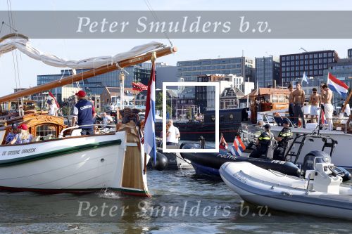 Amsterdam 20 augustus 2025
Koning Willem Alexander Prinses Mabel en (prinses Luana ) Gravin Luana op de groene Draeck tijdens de eerste dag van Sail Amsterdam . Er vaart ongelofelijk veel beveiliging Politie in boten op jet skis en een speciaal beveiligingsteam van de Marechaussee BSB ( Brigade Speciale Beveiligingsopdrachten ) mee met de groene Draeck
