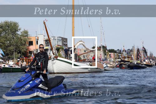 Amsterdam 20 augustus 2025
Koning Willem Alexander Prinses Mabel en (prinses Luana ) Gravin Luana op de groene Draeck tijdens de eerste dag van Sail Amsterdam . Er vaart ongelofelijk veel beveiliging Politie in boten op jet skis en een speciaal beveiligingsteam van de Marechaussee BSB ( Brigade Speciale Beveiligingsopdrachten ) mee met de groene Draeck