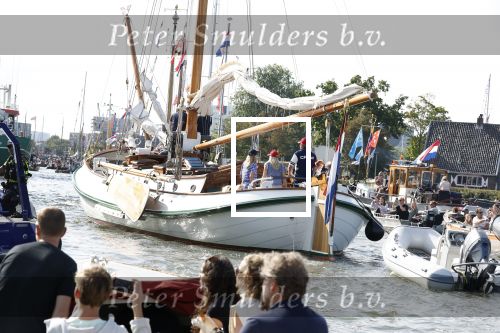 Amsterdam 20 augustus 2025
Koning Willem Alexander Prinses Mabel en (prinses Luana ) Gravin Luana op de groene Draeck tijdens de eerste dag van Sail Amsterdam . Er vaart ongelofelijk veel beveiliging Politie in boten op jet skis en een speciaal beveiligingsteam van de Marechaussee BSB ( Brigade Speciale Beveiligingsopdrachten ) mee met de groene Draeck