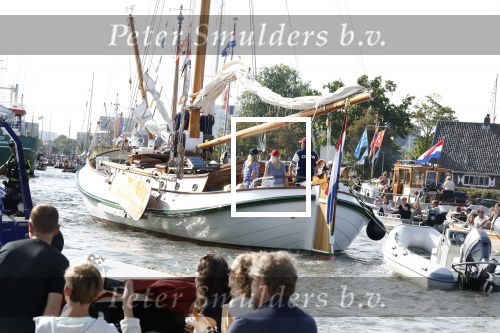 Amsterdam 20 augustus 2025
Koning Willem Alexander Prinses Mabel en (prinses Luana ) Gravin Luana op de groene Draeck tijdens de eerste dag van Sail Amsterdam . Er vaart ongelofelijk veel beveiliging Politie in boten op jet skis en een speciaal beveiligingsteam van de Marechaussee BSB ( Brigade Speciale Beveiligingsopdrachten ) mee met de groene Draeck