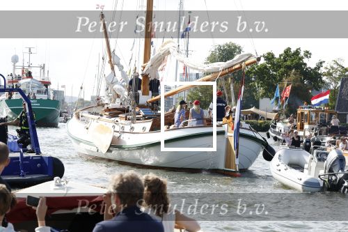 Amsterdam 20 augustus 2025
Koning Willem Alexander Prinses Mabel en (prinses Luana ) Gravin Luana op de groene Draeck tijdens de eerste dag van Sail Amsterdam . Er vaart ongelofelijk veel beveiliging Politie in boten op jet skis en een speciaal beveiligingsteam van de Marechaussee BSB ( Brigade Speciale Beveiligingsopdrachten ) mee met de groene Draeck