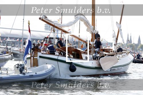 Amsterdam 20 augustus 2025
Koning Willem Alexander Prinses Mabel en (prinses Luana ) Gravin Luana op de groene Draeck tijdens de eerste dag van Sail Amsterdam . Er vaart ongelofelijk veel beveiliging Politie in boten op jet skis en een speciaal beveiligingsteam van de Marechaussee BSB ( Brigade Speciale Beveiligingsopdrachten ) mee met de groene Draeck