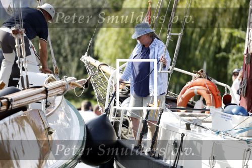Amsterdam 20 augustus 2025
Koning Willem Alexander Prinses Mabel en (prinses Luana ) Gravin Luana op de groene Draeck tijdens de eerste dag van Sail Amsterdam . Er vaart ongelofelijk veel beveiliging Politie in boten op jet skis en een speciaal beveiligingsteam van de Marechaussee BSB ( Brigade Speciale Beveiligingsopdrachten ) mee met de groene Draeck