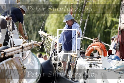 Amsterdam 20 augustus 2025
Koning Willem Alexander Prinses Mabel en (prinses Luana ) Gravin Luana op de groene Draeck tijdens de eerste dag van Sail Amsterdam . Er vaart ongelofelijk veel beveiliging Politie in boten op jet skis en een speciaal beveiligingsteam van de Marechaussee BSB ( Brigade Speciale Beveiligingsopdrachten ) mee met de groene Draeck