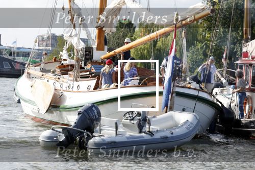 Amsterdam 20 augustus 2025
Koning Willem Alexander Prinses Mabel en (prinses Luana ) Gravin Luana op de groene Draeck tijdens de eerste dag van Sail Amsterdam . Er vaart ongelofelijk veel beveiliging Politie in boten op jet skis en een speciaal beveiligingsteam van de Marechaussee BSB ( Brigade Speciale Beveiligingsopdrachten ) mee met de groene Draeck