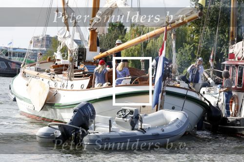 Amsterdam 20 augustus 2025
Koning Willem Alexander Prinses Mabel en (prinses Luana ) Gravin Luana op de groene Draeck tijdens de eerste dag van Sail Amsterdam . Er vaart ongelofelijk veel beveiliging Politie in boten op jet skis en een speciaal beveiligingsteam van de Marechaussee BSB ( Brigade Speciale Beveiligingsopdrachten ) mee met de groene Draeck