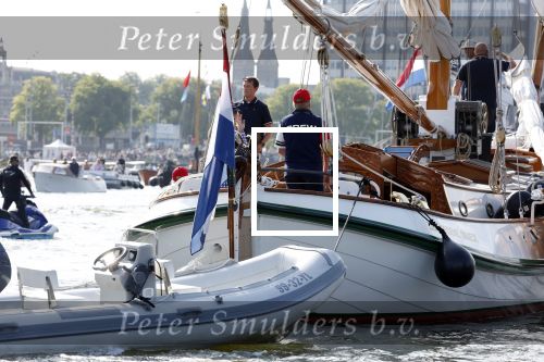 Amsterdam 20 augustus 2025
Koning Willem Alexander Prinses Mabel en (prinses Luana ) Gravin Luana op de groene Draeck tijdens de eerste dag van Sail Amsterdam . Er vaart ongelofelijk veel beveiliging Politie in boten op jet skis en een speciaal beveiligingsteam van de Marechaussee BSB ( Brigade Speciale Beveiligingsopdrachten ) mee met de groene Draeck