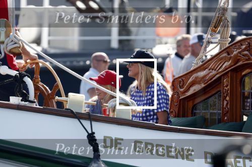 Amsterdam 20 augustus 2025
Koning Willem Alexander Prinses Mabel en (prinses Luana ) Gravin Luana op de groene Draeck tijdens de eerste dag van Sail Amsterdam . Er vaart ongelofelijk veel beveiliging Politie in boten op jet skis en een speciaal beveiligingsteam van de Marechaussee BSB ( Brigade Speciale Beveiligingsopdrachten ) mee met de groene Draeck