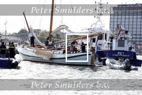 Amsterdam 20 augustus 2025
Koning Willem Alexander Prinses Mabel en (prinses Luana ) Gravin Luana op de groene Draeck tijdens de eerste dag van Sail Amsterdam . Er vaart ongelofelijk veel beveiliging Politie in boten op jet skis en een speciaal beveiligingsteam van de Marechaussee BSB ( Brigade Speciale Beveiligingsopdrachten ) mee met de groene Draeck