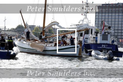 Amsterdam 20 augustus 2025
Koning Willem Alexander Prinses Mabel en (prinses Luana ) Gravin Luana op de groene Draeck tijdens de eerste dag van Sail Amsterdam . Er vaart ongelofelijk veel beveiliging Politie in boten op jet skis en een speciaal beveiligingsteam van de Marechaussee BSB ( Brigade Speciale Beveiligingsopdrachten ) mee met de groene Draeck