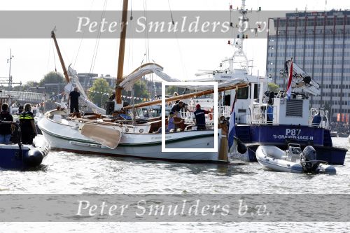 Amsterdam 20 augustus 2025
Koning Willem Alexander Prinses Mabel en (prinses Luana ) Gravin Luana op de groene Draeck tijdens de eerste dag van Sail Amsterdam . Er vaart ongelofelijk veel beveiliging Politie in boten op jet skis en een speciaal beveiligingsteam van de Marechaussee BSB ( Brigade Speciale Beveiligingsopdrachten ) mee met de groene Draeck