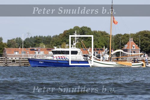 Amsterdam 20 augustus 2025
Koning Willem Alexander Prinses Mabel en (prinses Luana ) Gravin Luana op de groene Draeck tijdens de eerste dag van Sail Amsterdam . Er vaart ongelofelijk veel beveiliging Politie in boten op jet skis en een speciaal beveiligingsteam van de Marechaussee BSB ( Brigade Speciale Beveiligingsopdrachten ) mee met de groene Draeck