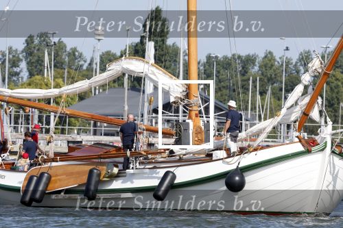 Amsterdam 20 augustus 2025
Koning Willem Alexander Prinses Mabel en (prinses Luana ) Gravin Luana op de groene Draeck tijdens de eerste dag van Sail Amsterdam . Er vaart ongelofelijk veel beveiliging Politie in boten op jet skis en een speciaal beveiligingsteam van de Marechaussee BSB ( Brigade Speciale Beveiligingsopdrachten ) mee met de groene Draeck