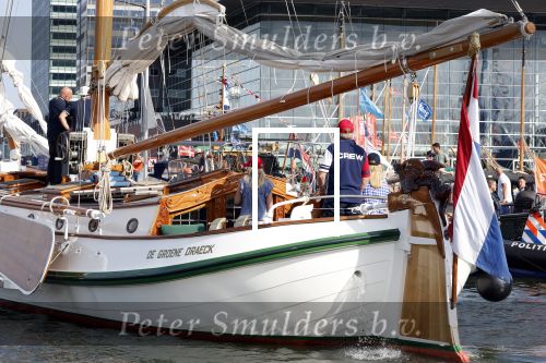 Amsterdam 20 augustus 2025
Koning Willem Alexander Prinses Mabel en (prinses Luana ) Gravin Luana op de groene Draeck tijdens de eerste dag van Sail Amsterdam . Er vaart ongelofelijk veel beveiliging Politie in boten op jet skis en een speciaal beveiligingsteam van de Marechaussee BSB ( Brigade Speciale Beveiligingsopdrachten ) mee met de groene Draeck