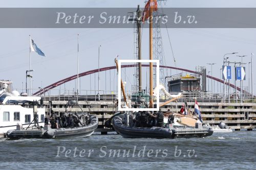 Amsterdam 20 augustus 2025
Koning Willem Alexander Prinses Mabel en (prinses Luana ) Gravin Luana op de groene Draeck tijdens de eerste dag van Sail Amsterdam . Er vaart ongelofelijk veel beveiliging Politie in boten op jet skis en een speciaal beveiligingsteam van de Marechaussee BSB ( Brigade Speciale Beveiligingsopdrachten ) mee met de groene Draeck