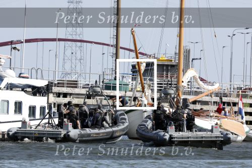 Amsterdam 20 augustus 2025
Koning Willem Alexander Prinses Mabel en (prinses Luana ) Gravin Luana op de groene Draeck tijdens de eerste dag van Sail Amsterdam . Er vaart ongelofelijk veel beveiliging Politie in boten op jet skis en een speciaal beveiligingsteam van de Marechaussee BSB ( Brigade Speciale Beveiligingsopdrachten ) mee met de groene Draeck