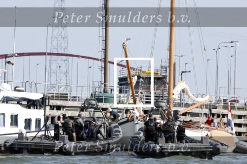 Amsterdam 20 augustus 2025
Koning Willem Alexander Prinses Mabel en (prinses Luana ) Gravin Luana op de groene Draeck tijdens de eerste dag van Sail Amsterdam . Er vaart ongelofelijk veel beveiliging Politie in boten op jet skis en een speciaal beveiligingsteam van de Marechaussee BSB ( Brigade Speciale Beveiligingsopdrachten ) mee met de groene Draeck