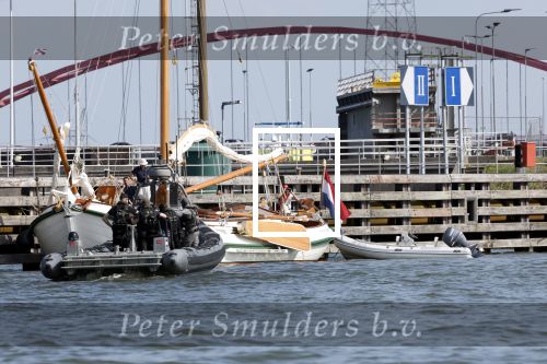 Amsterdam 20 augustus 2025
Koning Willem Alexander Prinses Mabel en (prinses Luana ) Gravin Luana op de groene Draeck tijdens de eerste dag van Sail Amsterdam . Er vaart ongelofelijk veel beveiliging Politie in boten op jet skis en een speciaal beveiligingsteam van de Marechaussee BSB ( Brigade Speciale Beveiligingsopdrachten ) mee met de groene Draeck
