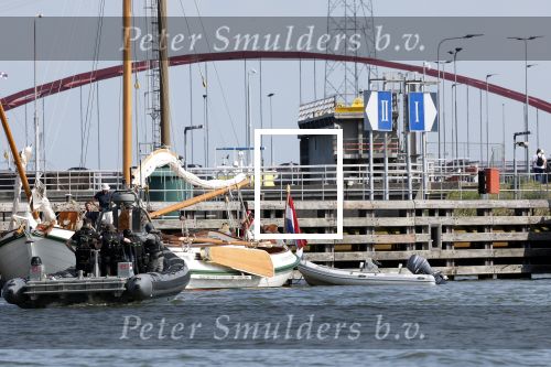 Amsterdam 20 augustus 2025
Koning Willem Alexander Prinses Mabel en (prinses Luana ) Gravin Luana op de groene Draeck tijdens de eerste dag van Sail Amsterdam . Er vaart ongelofelijk veel beveiliging Politie in boten op jet skis en een speciaal beveiligingsteam van de Marechaussee BSB ( Brigade Speciale Beveiligingsopdrachten ) mee met de groene Draeck