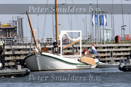Amsterdam 20 augustus 2025
Koning Willem Alexander Prinses Mabel en (prinses Luana ) Gravin Luana op de groene Draeck tijdens de eerste dag van Sail Amsterdam . Er vaart ongelofelijk veel beveiliging Politie in boten op jet skis en een speciaal beveiligingsteam van de Marechaussee BSB ( Brigade Speciale Beveiligingsopdrachten ) mee met de groene Draeck