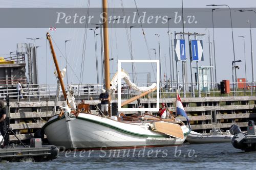Amsterdam 20 augustus 2025
Koning Willem Alexander Prinses Mabel en (prinses Luana ) Gravin Luana op de groene Draeck tijdens de eerste dag van Sail Amsterdam . Er vaart ongelofelijk veel beveiliging Politie in boten op jet skis en een speciaal beveiligingsteam van de Marechaussee BSB ( Brigade Speciale Beveiligingsopdrachten ) mee met de groene Draeck