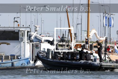 Amsterdam 20 augustus 2025
Koning Willem Alexander Prinses Mabel en (prinses Luana ) Gravin Luana op de groene Draeck tijdens de eerste dag van Sail Amsterdam . Er vaart ongelofelijk veel beveiliging Politie in boten op jet skis en een speciaal beveiligingsteam van de Marechaussee BSB ( Brigade Speciale Beveiligingsopdrachten ) mee met de groene Draeck