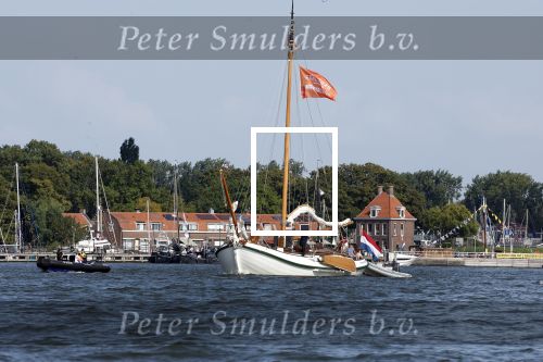 Amsterdam 20 augustus 2025
Koning Willem Alexander Prinses Mabel en (prinses Luana ) Gravin Luana op de groene Draeck tijdens de eerste dag van Sail Amsterdam . Er vaart ongelofelijk veel beveiliging Politie in boten op jet skis en een speciaal beveiligingsteam van de Marechaussee BSB ( Brigade Speciale Beveiligingsopdrachten ) mee met de groene Draeck