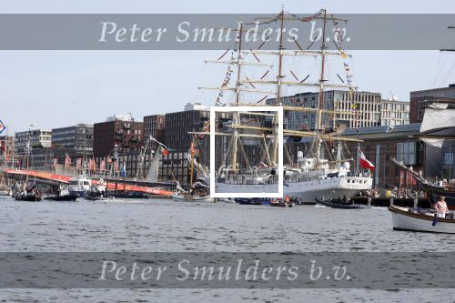 Amsterdam 20 augustus 2025
Koning Willem Alexander Prinses Mabel en (prinses Luana ) Gravin Luana op de groene Draeck tijdens de eerste dag van Sail Amsterdam . Er vaart ongelofelijk veel beveiliging Politie in boten op jet skis en een speciaal beveiligingsteam van de Marechaussee BSB ( Brigade Speciale Beveiligingsopdrachten ) mee met de groene Draeck