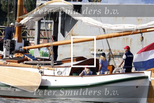 Amsterdam 20 augustus 2025
Koning Willem Alexander Prinses Mabel en (prinses Luana ) Gravin Luana op de groene Draeck tijdens de eerste dag van Sail Amsterdam . Er vaart ongelofelijk veel beveiliging Politie in boten op jet skis en een speciaal beveiligingsteam van de Marechaussee BSB ( Brigade Speciale Beveiligingsopdrachten ) mee met de groene Draeck