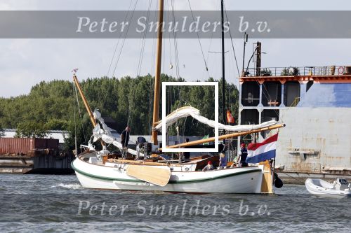 Amsterdam 20 augustus 2025
Koning Willem Alexander Prinses Mabel en (prinses Luana ) Gravin Luana op de groene Draeck tijdens de eerste dag van Sail Amsterdam . Er vaart ongelofelijk veel beveiliging Politie in boten op jet skis en een speciaal beveiligingsteam van de Marechaussee BSB ( Brigade Speciale Beveiligingsopdrachten ) mee met de groene Draeck