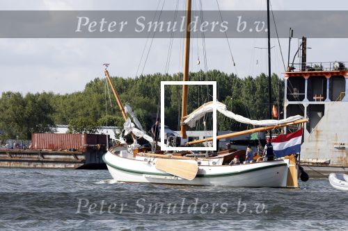 Amsterdam 20 augustus 2025
Koning Willem Alexander Prinses Mabel en (prinses Luana ) Gravin Luana op de groene Draeck tijdens de eerste dag van Sail Amsterdam . Er vaart ongelofelijk veel beveiliging Politie in boten op jet skis en een speciaal beveiligingsteam van de Marechaussee BSB ( Brigade Speciale Beveiligingsopdrachten ) mee met de groene Draeck