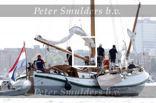 Amsterdam 20 augustus 2025
Koning Willem Alexander Prinses Mabel en (prinses Luana ) Gravin Luana op de groene Draeck tijdens de eerste dag van Sail Amsterdam . Er vaart ongelofelijk veel beveiliging Politie in boten op jet skis en een speciaal beveiligingsteam van de Marechaussee BSB ( Brigade Speciale Beveiligingsopdrachten ) mee met de groene Draeck