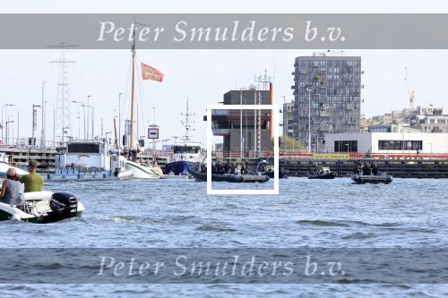 Amsterdam 20 augustus 2025
Koning Willem Alexander Prinses Mabel en (prinses Luana ) Gravin Luana op de groene Draeck tijdens de eerste dag van Sail Amsterdam . Er vaart ongelofelijk veel beveiliging Politie in boten op jet skis en een speciaal beveiligingsteam van de Marechaussee BSB ( Brigade Speciale Beveiligingsopdrachten ) mee met de groene Draeck