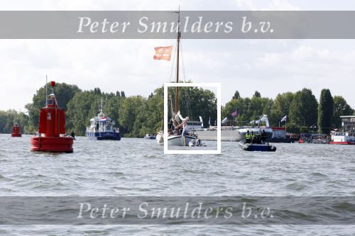 Amsterdam 20 augustus 2025
Koning Willem Alexander Prinses Mabel en (prinses Luana ) Gravin Luana op de groene Draeck tijdens de eerste dag van Sail Amsterdam . Er vaart ongelofelijk veel beveiliging Politie in boten op jet skis en een speciaal beveiligingsteam van de Marechaussee BSB ( Brigade Speciale Beveiligingsopdrachten ) mee met de groene Draeck