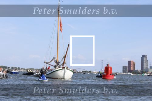Amsterdam 20 augustus 2025
Koning Willem Alexander Prinses Mabel en (prinses Luana ) Gravin Luana op de groene Draeck tijdens de eerste dag van Sail Amsterdam . Er vaart ongelofelijk veel beveiliging Politie in boten op jet skis en een speciaal beveiligingsteam van de Marechaussee BSB ( Brigade Speciale Beveiligingsopdrachten ) mee met de groene Draeck