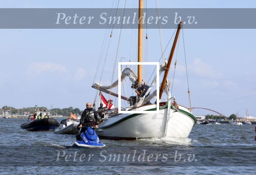 Amsterdam 20 augustus 2025
Koning Willem Alexander Prinses Mabel en (prinses Luana ) Gravin Luana op de groene Draeck tijdens de eerste dag van Sail Amsterdam . Er vaart ongelofelijk veel beveiliging Politie in boten op jet skis en een speciaal beveiligingsteam van de Marechaussee BSB ( Brigade Speciale Beveiligingsopdrachten ) mee met de groene Draeck