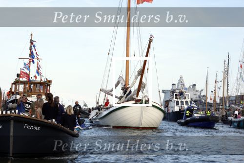 Amsterdam 20 augustus 2025
Koning Willem Alexander Prinses Mabel en (prinses Luana ) Gravin Luana op de groene Draeck tijdens de eerste dag van Sail Amsterdam . Er vaart ongelofelijk veel beveiliging Politie in boten op jet skis en een speciaal beveiligingsteam van de Marechaussee BSB ( Brigade Speciale Beveiligingsopdrachten ) mee met de groene Draeck