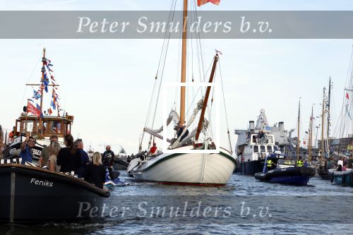 Amsterdam 20 augustus 2025
Koning Willem Alexander Prinses Mabel en (prinses Luana ) Gravin Luana op de groene Draeck tijdens de eerste dag van Sail Amsterdam . Er vaart ongelofelijk veel beveiliging Politie in boten op jet skis en een speciaal beveiligingsteam van de Marechaussee BSB ( Brigade Speciale Beveiligingsopdrachten ) mee met de groene Draeck