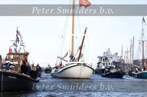 Amsterdam 20 augustus 2025
Koning Willem Alexander Prinses Mabel en (prinses Luana ) Gravin Luana op de groene Draeck tijdens de eerste dag van Sail Amsterdam . Er vaart ongelofelijk veel beveiliging Politie in boten op jet skis en een speciaal beveiligingsteam van de Marechaussee BSB ( Brigade Speciale Beveiligingsopdrachten ) mee met de groene Draeck