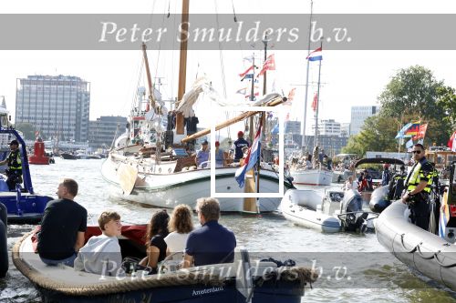 Amsterdam 20 augustus 2025
Koning Willem Alexander Prinses Mabel en (prinses Luana ) Gravin Luana op de groene Draeck tijdens de eerste dag van Sail Amsterdam . Er vaart ongelofelijk veel beveiliging Politie in boten op jet skis en een speciaal beveiligingsteam van de Marechaussee BSB ( Brigade Speciale Beveiligingsopdrachten ) mee met de groene Draeck