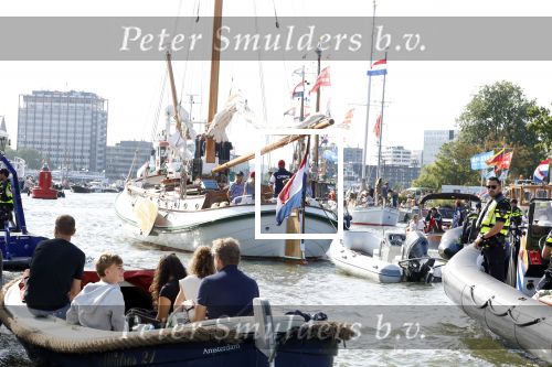 Amsterdam 20 augustus 2025
Koning Willem Alexander Prinses Mabel en (prinses Luana ) Gravin Luana op de groene Draeck tijdens de eerste dag van Sail Amsterdam . Er vaart ongelofelijk veel beveiliging Politie in boten op jet skis en een speciaal beveiligingsteam van de Marechaussee BSB ( Brigade Speciale Beveiligingsopdrachten ) mee met de groene Draeck