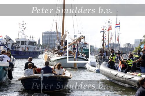 Amsterdam 20 augustus 2025
Koning Willem Alexander Prinses Mabel en (prinses Luana ) Gravin Luana op de groene Draeck tijdens de eerste dag van Sail Amsterdam . Er vaart ongelofelijk veel beveiliging Politie in boten op jet skis en een speciaal beveiligingsteam van de Marechaussee BSB ( Brigade Speciale Beveiligingsopdrachten ) mee met de groene Draeck