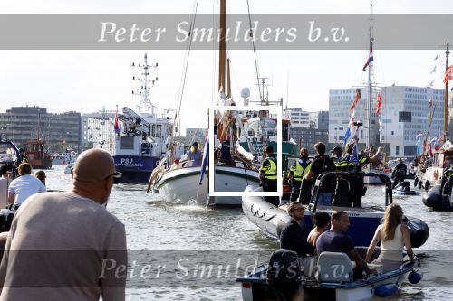 Amsterdam 20 augustus 2025
Koning Willem Alexander Prinses Mabel en (prinses Luana ) Gravin Luana op de groene Draeck tijdens de eerste dag van Sail Amsterdam . Er vaart ongelofelijk veel beveiliging Politie in boten op jet skis en een speciaal beveiligingsteam van de Marechaussee BSB ( Brigade Speciale Beveiligingsopdrachten ) mee met de groene Draeck